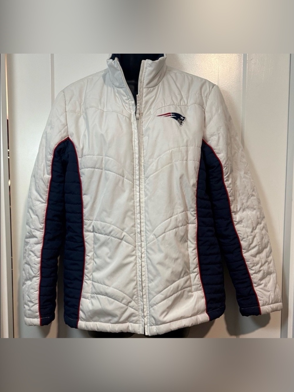 NFL TEAM APPAREL - White & Navy Quilted Puffer Jacket, New England Patriots, M